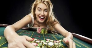 femme collectionne les jetons de casino